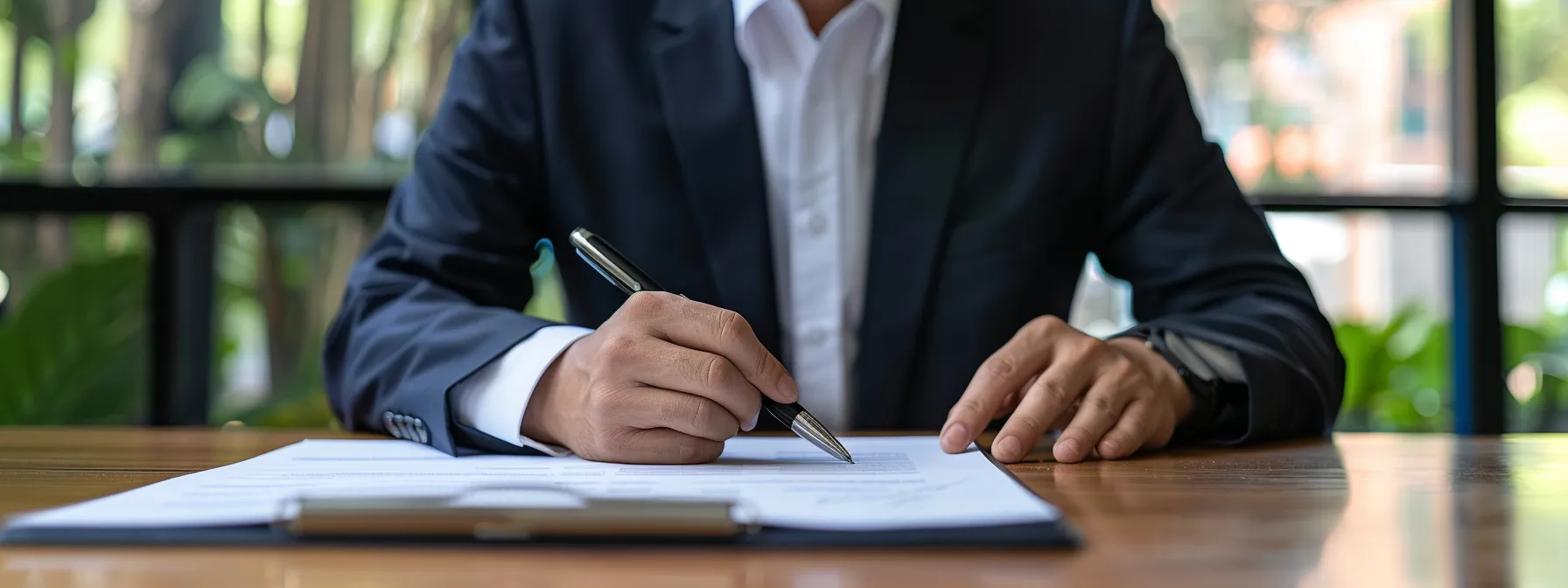 un usuario revisando documentos y tomando notas en una mesa con una expresión de determinación antes de negociar con la aseguradora.